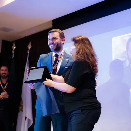Carlo Cauti recebendo prêmio
